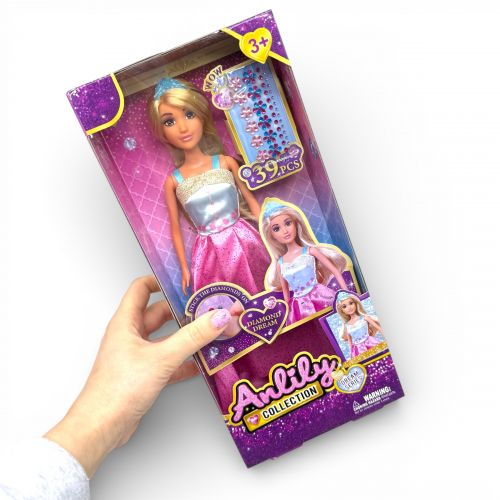 Лялька висота: 30 см, голова та руки: гума, тіло та ноги: пластик, знімна сукня та взуття, діадема, прикраси для сукні, в коробці